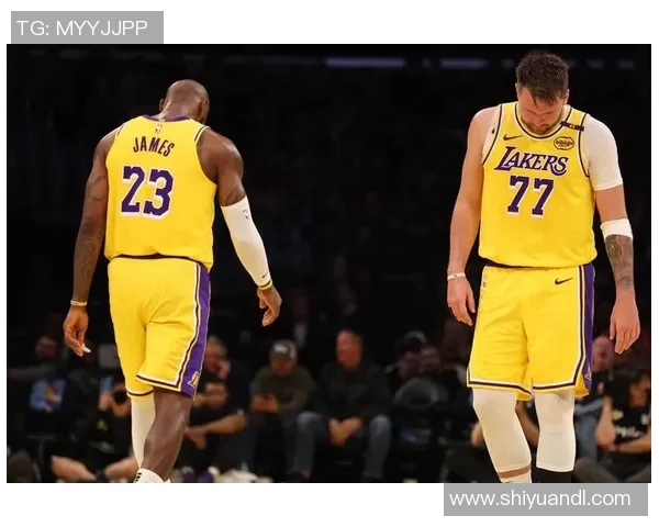 2013年湖人与黄蜂精彩对决回顾球星表现与比赛亮点分析